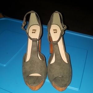 NEW SZ11 OLIVE HEELS